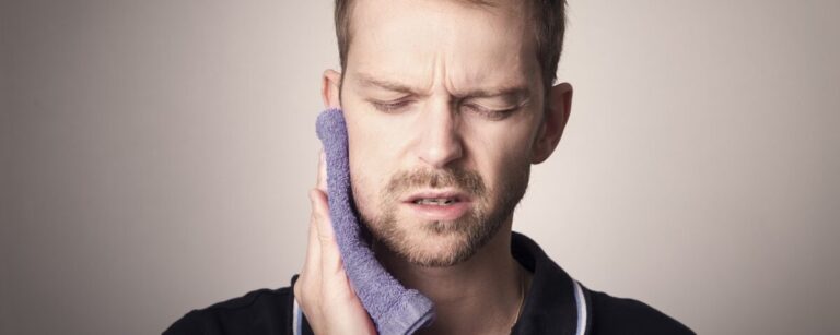 Joue gonflée après pose implant dentaire